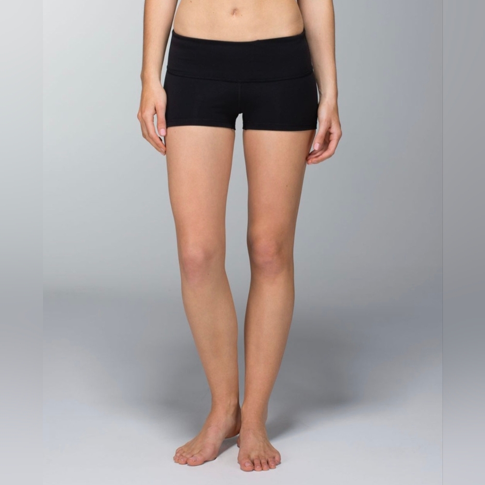 Lululemon | Reversible Shorts in size 6, black/lightgrey/mint